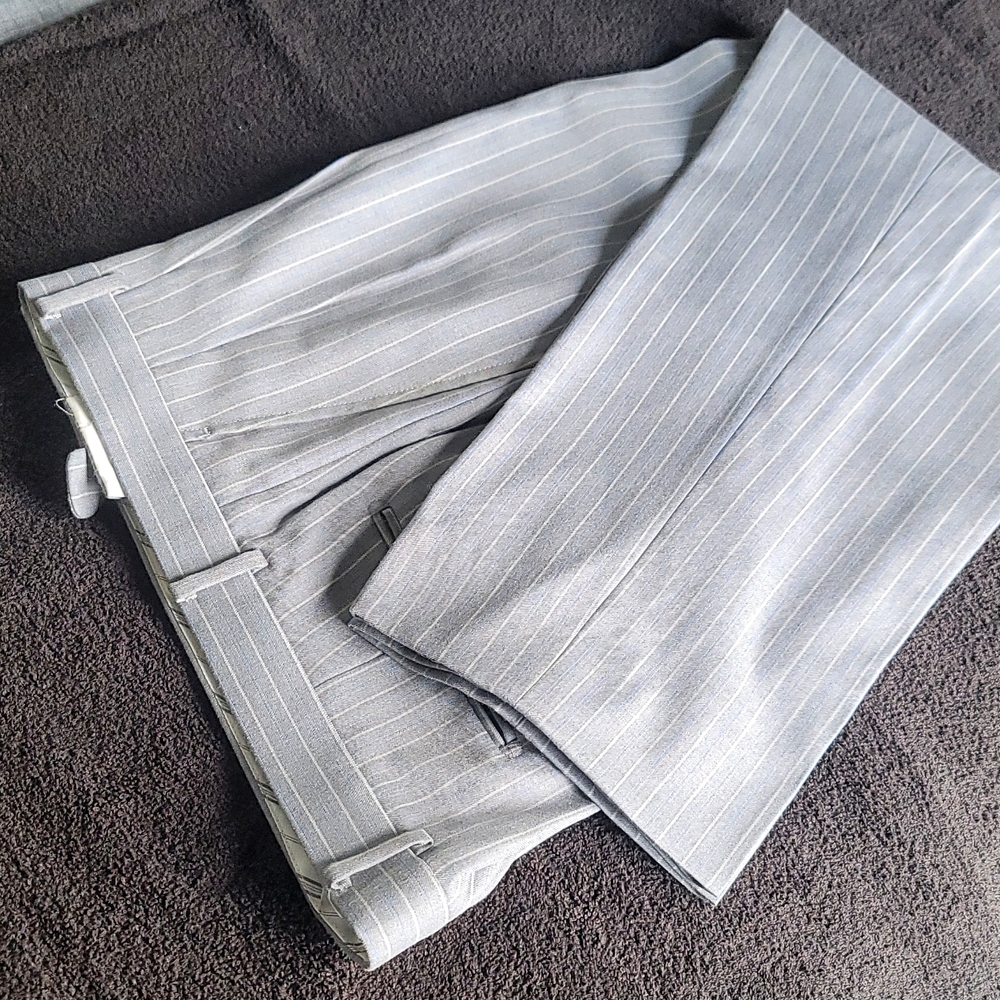 Gorgeous Moda Italia Man's Suit, Grey w/ White & Blue Pinstrip